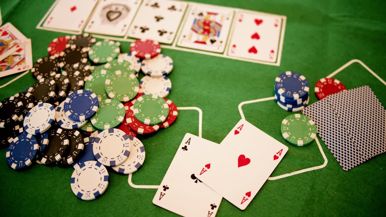 la cámara vuela sobre una mesa de póquer de casino llena - pilas - cámara desde arriba - cámara lenta