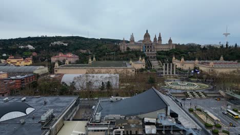 Barcelona-Con-El-Museo-Nacional-De-Arte-Al-Fondo,-Día-Nublado,-Vista-Aérea