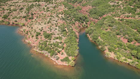 Rote-Sedimentgesteine,-Luftaufnahme-Des-Salagou-Sees,-Frankreich