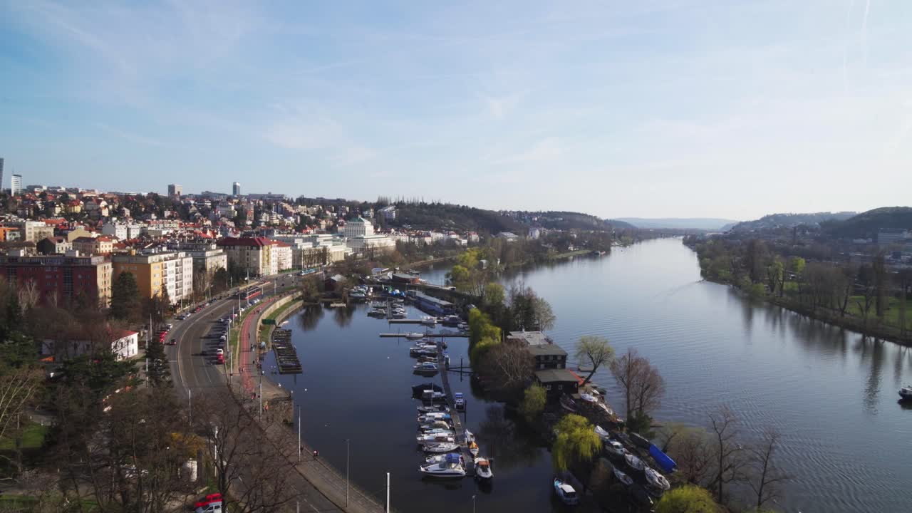 Splendida vista dal Castello Superiore di Praga, fiume Moldava e porto con barche dai colori primaverili, inquadratura statica a campo lungo