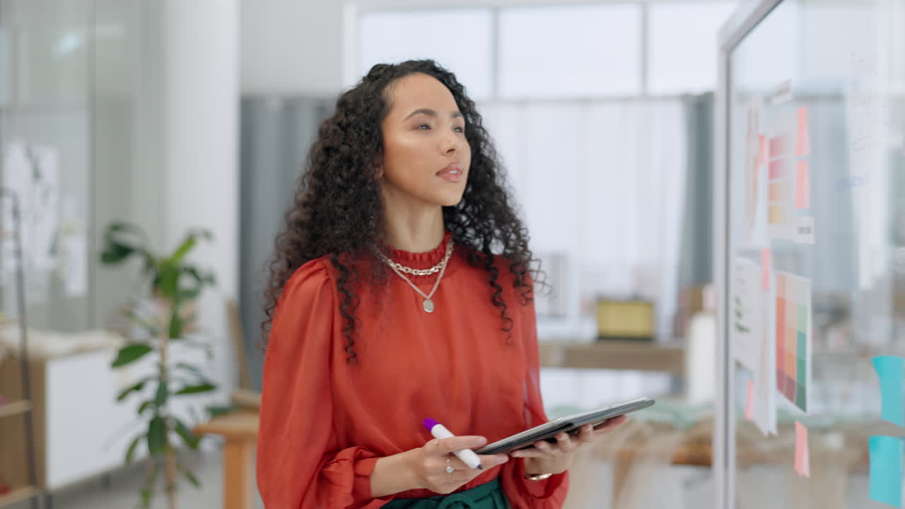 planificación, tableta digital y mujer de negocios