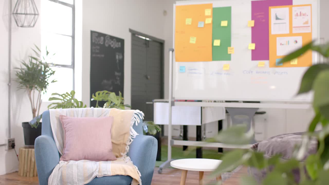 노트와 식물이 있는 화이트보드와 함께 빛이 넘치는 캐주얼 사무실, 느린 동작