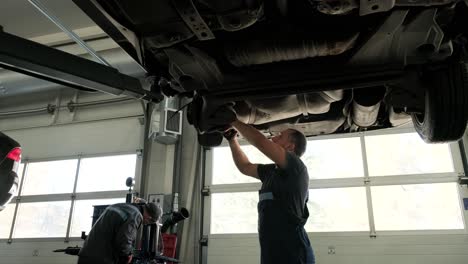 reparación de automóviles en un garaje