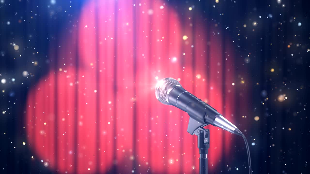 회전 스포트라이트와 함께 흐릿한 빨간 커튼에 대해 마법 입자를 가진 마이크