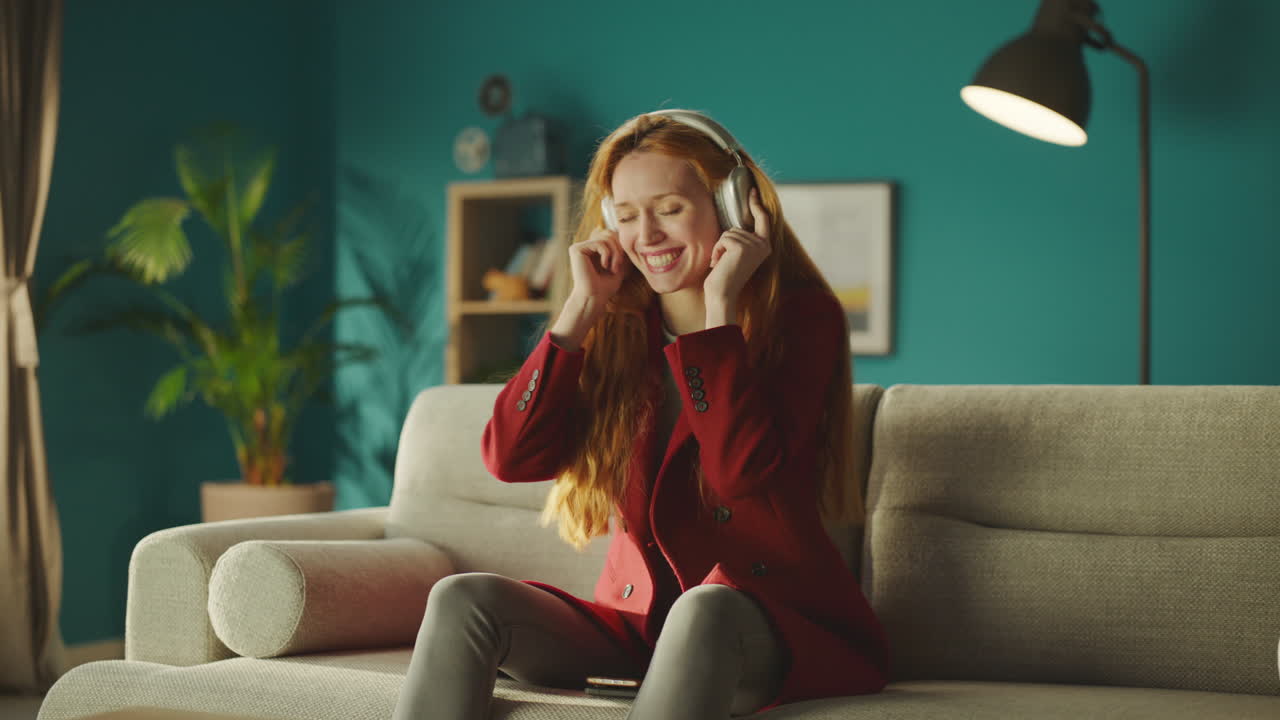 노래를 즐기고 비트와 함께 춤을 추는 여자