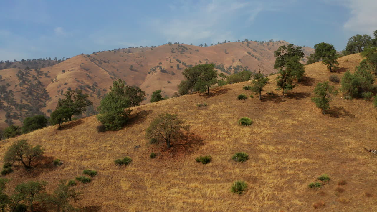 La Catena Montuosa Rossa durante un anno secco o di siccità con allerta elevata incendi boschivi - vista aerea
