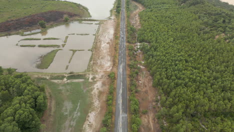 Reisende-Motorradgruppe-Rennen-Entlang-Gerader-Straße-In-Lang-Co-Vietnam