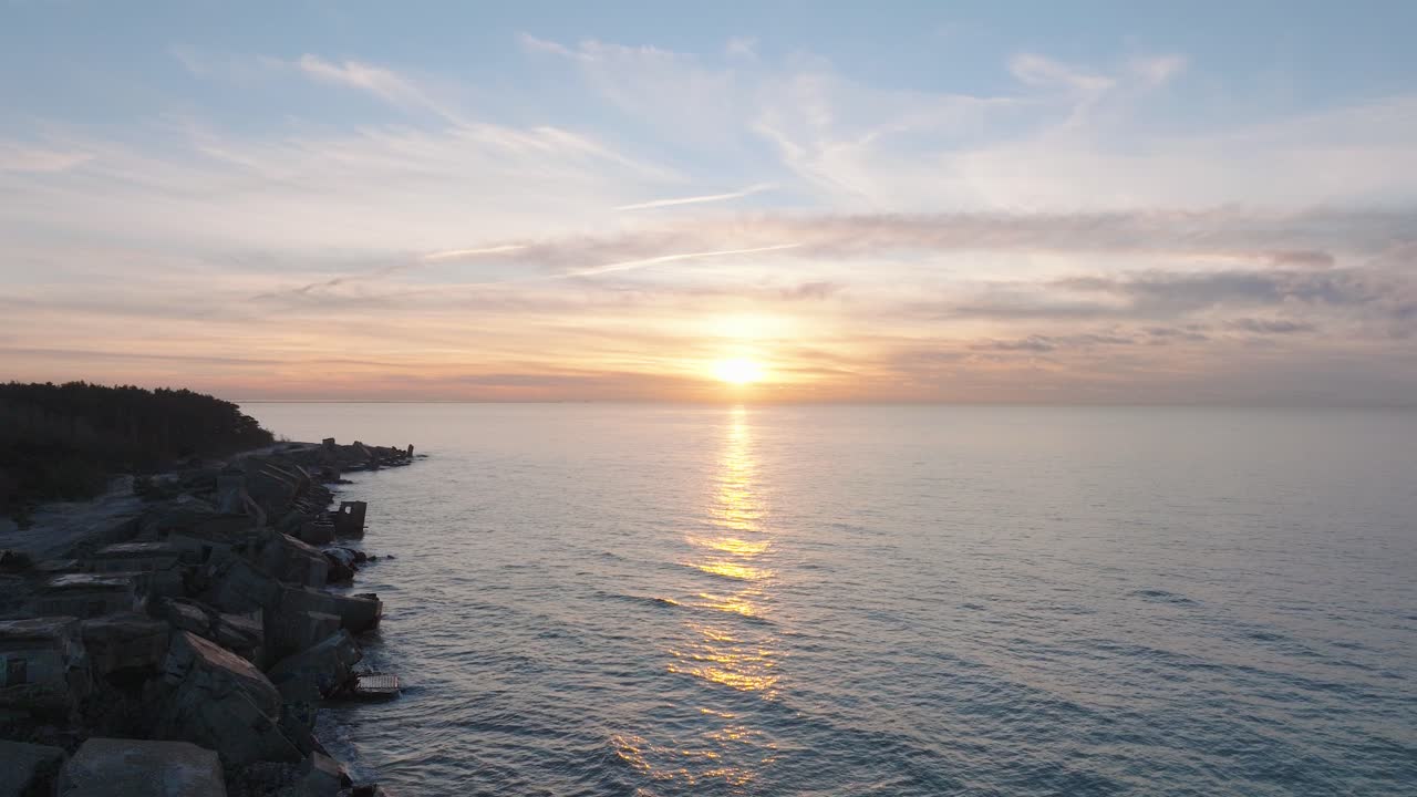 리에파자 발트해 해변에 있는 카로스타 북부 요새에서 버려진 해변 요새 건물의 공중 설정 전망, 일몰, 황금시간, 넓은 드론 샷 앞으로 이동
