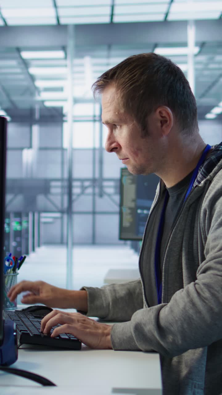 Vertikal video: Munter tekniker sikrer datasenterutstyr, sikrer systemet