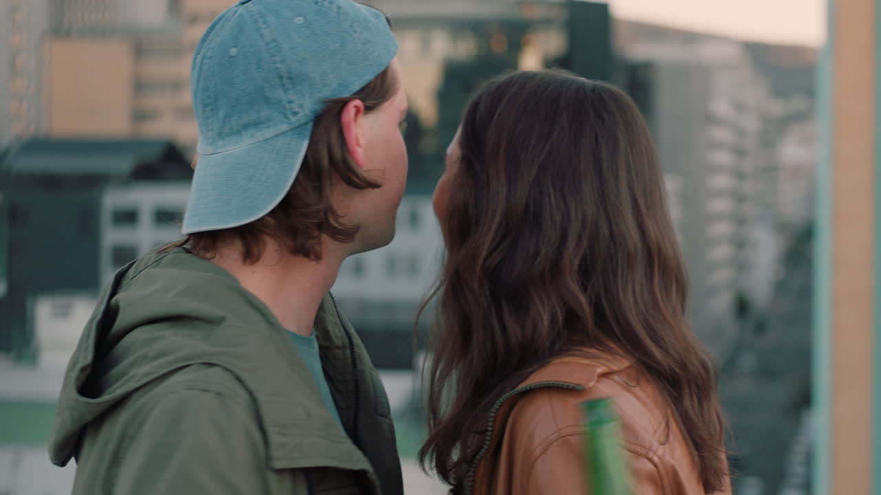 hermosa pareja caucásica besándose en el techo romance de verano compartiendo conexión íntima pasando el rato en el techo al atardecer