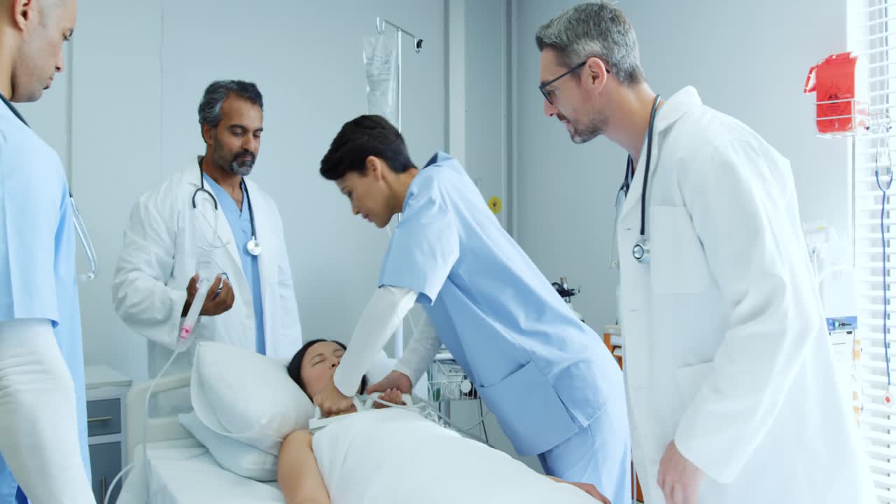 Medici che rianimano un paziente nel letto d'ospedale 4k