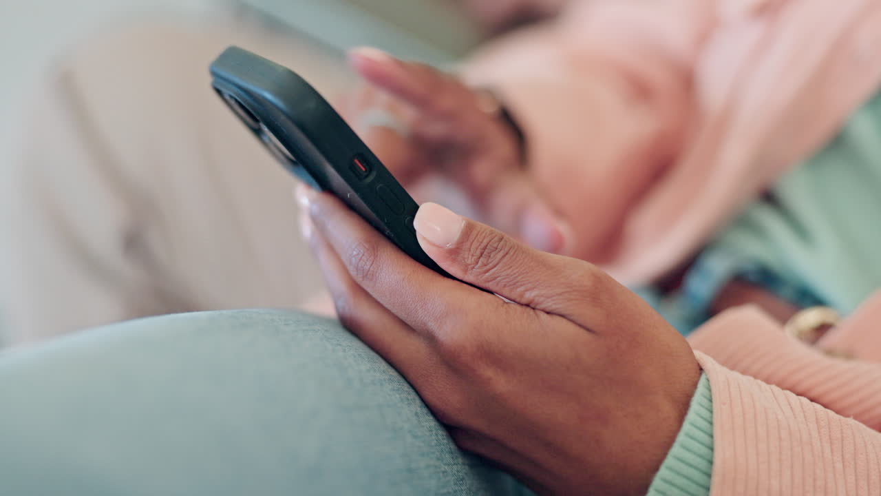 teléfono, manos y primer plano de una mujer escribiendo un texto