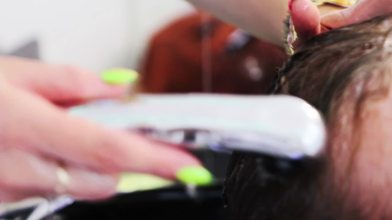 이 비디오는 헤어 스타일링 과정의 요소를 설명합니다.