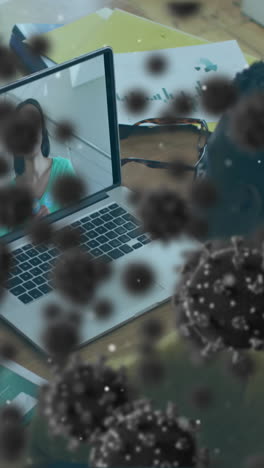 animación de las células de covid 19 sobre una mujer de negocios en una videollamada portátil