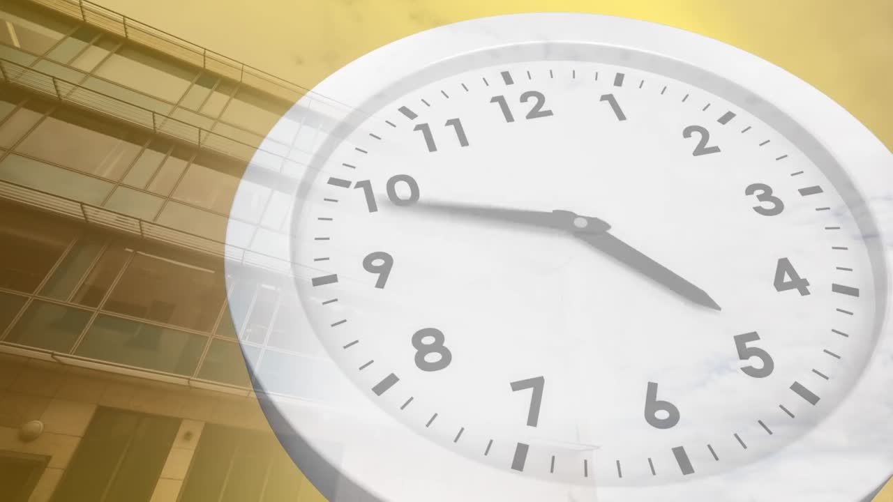 animación del reloj que se mueve sobre un edificio de oficinas