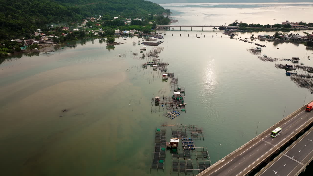 베트남의 랭코 만의 큰 다리 위에서 지역 어업의 공중 전망
