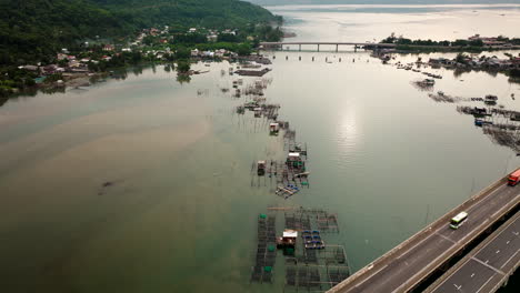 vista aérea sobre el gran puente en la bahía de lang co, vietnam, de la piscicultura local