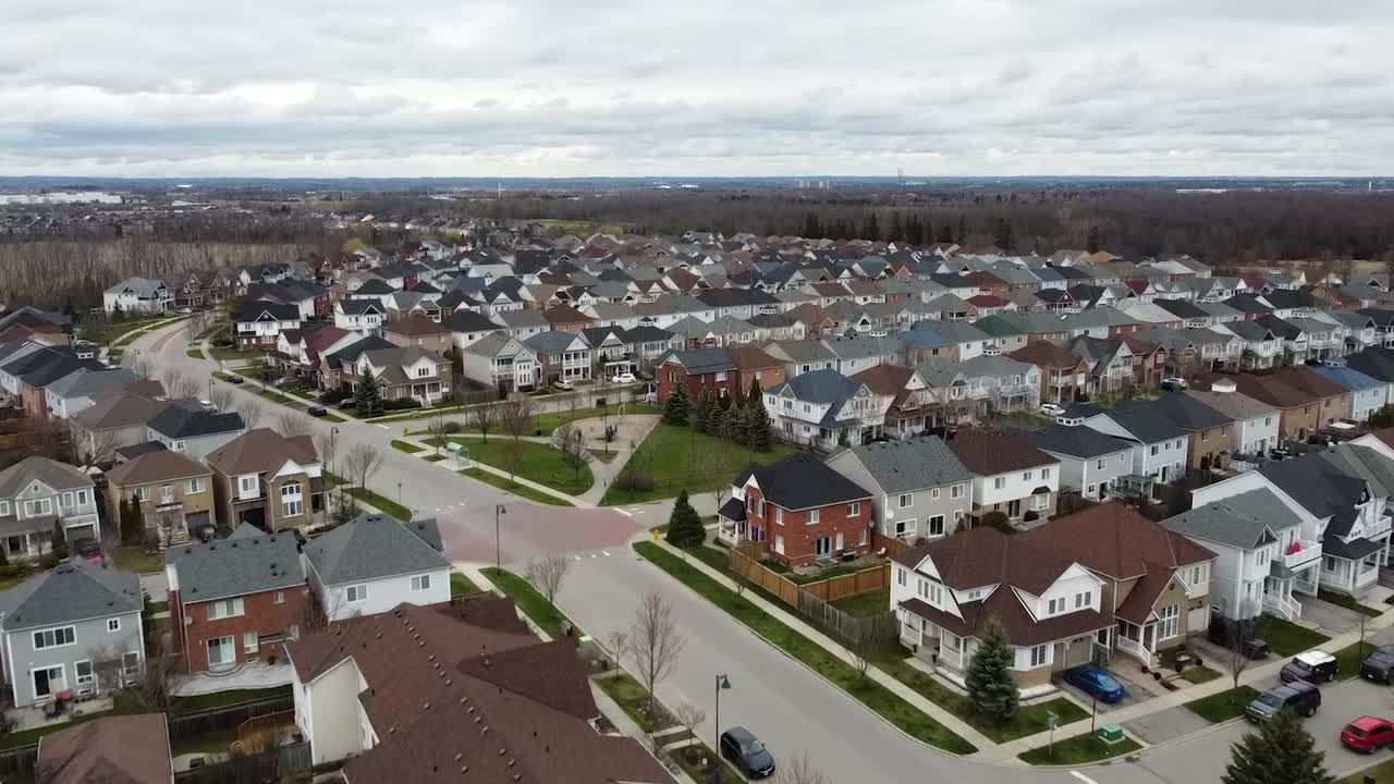 drone volando hacia adelante sobre el barrio de ajax en tiempo nublado