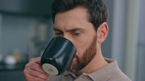 hombre de negocios relajado buscando teléfono inteligente leyendo mensaje en la mañana plano de primer plano