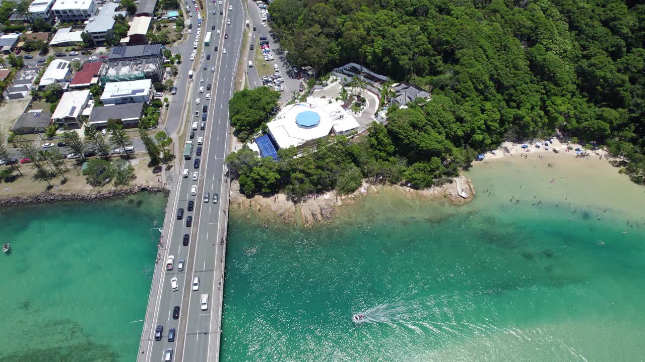 burleigh heads, australia의 그림 같은 tallebudgera 크릭 위의 다리에서 교통