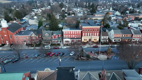 Aerial-Truck-Shot-Der-Malerischen-Kleinstadt-In-Amerika