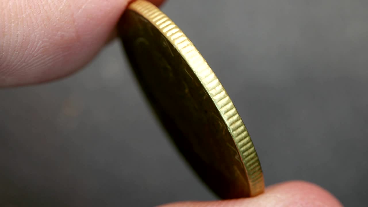 primer plano de monedas muy antiguas