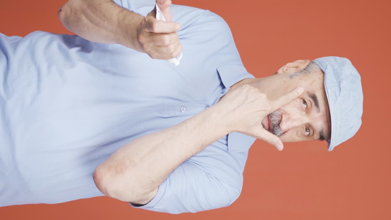 ⁇ 은이의 수직 비디오는 스스로를 돌보고, 잘 정비되어 있습니다.