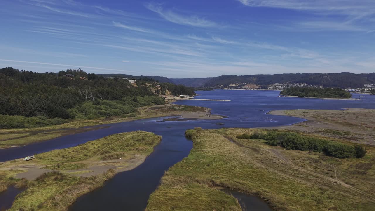 Panorama aereo con drone di zone umide e terreno estuariale vicino a Constitución, Maule, Cile, 4K.