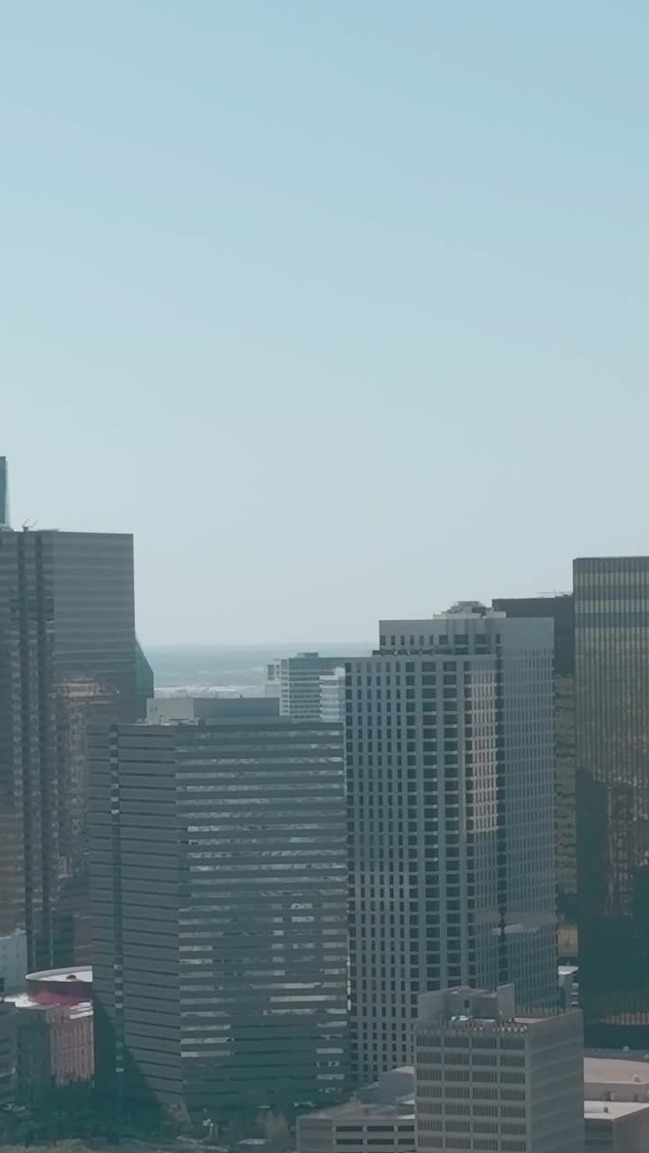 Centro de Dallas visto de cima durante um dia ensolarado no Texas