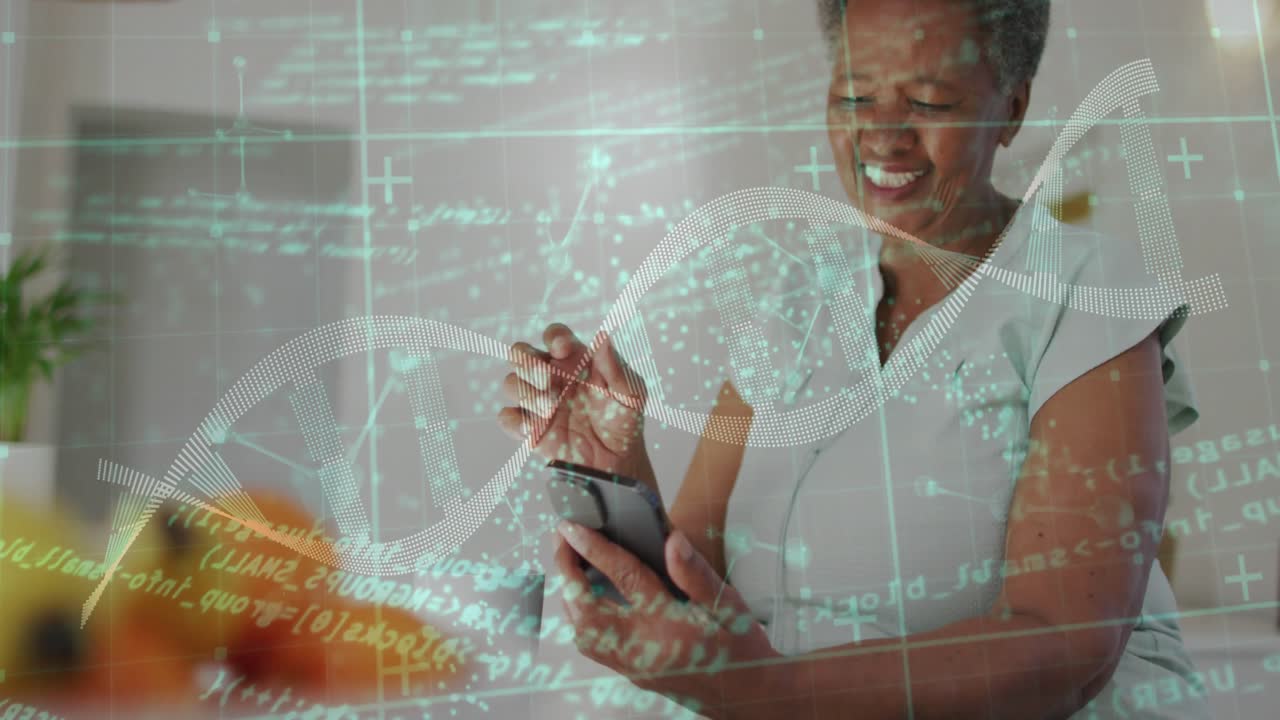 Donna anziana che tocca il telefono al tavolo, scorrendo, con una sovrapposizione di elica di DNA che si muove mentre controlla i risultati del DNA.