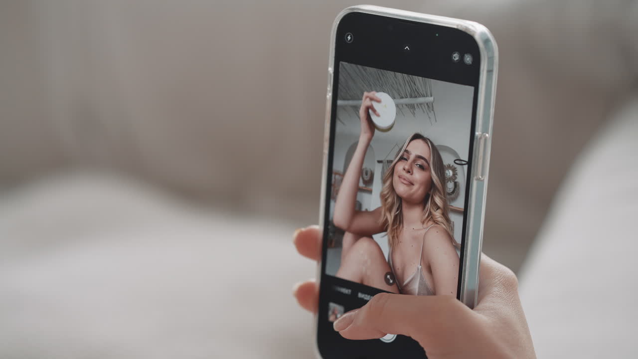 una mujer tomando una selfie en un teléfono inteligente