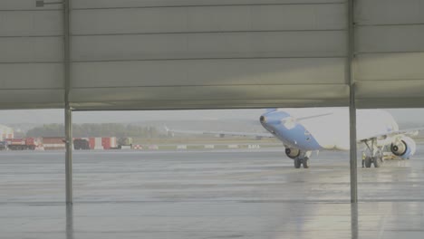 avión en el hangar del aeropuerto