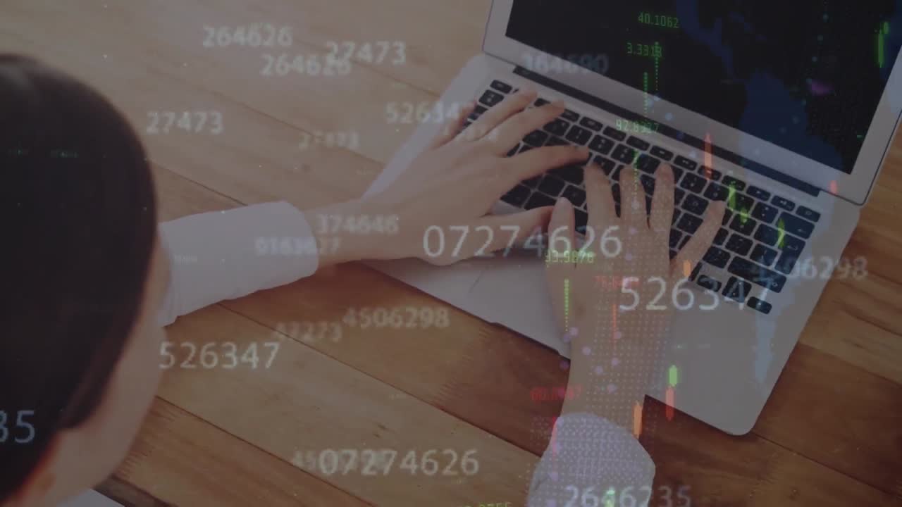 노트북을 사용하는 여성 사진작가의 뒷면에서 금융 데이터 처리의 애니메이션