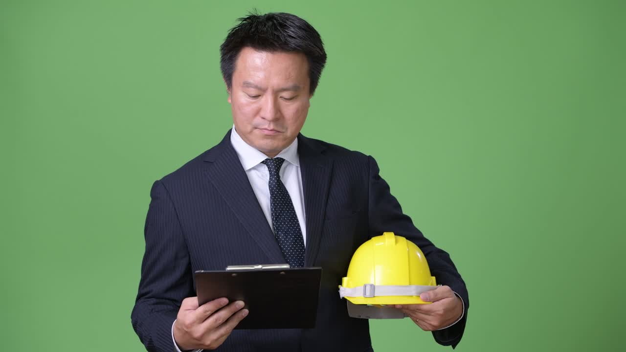 녹색 배경에 성숙한 일본 사업가