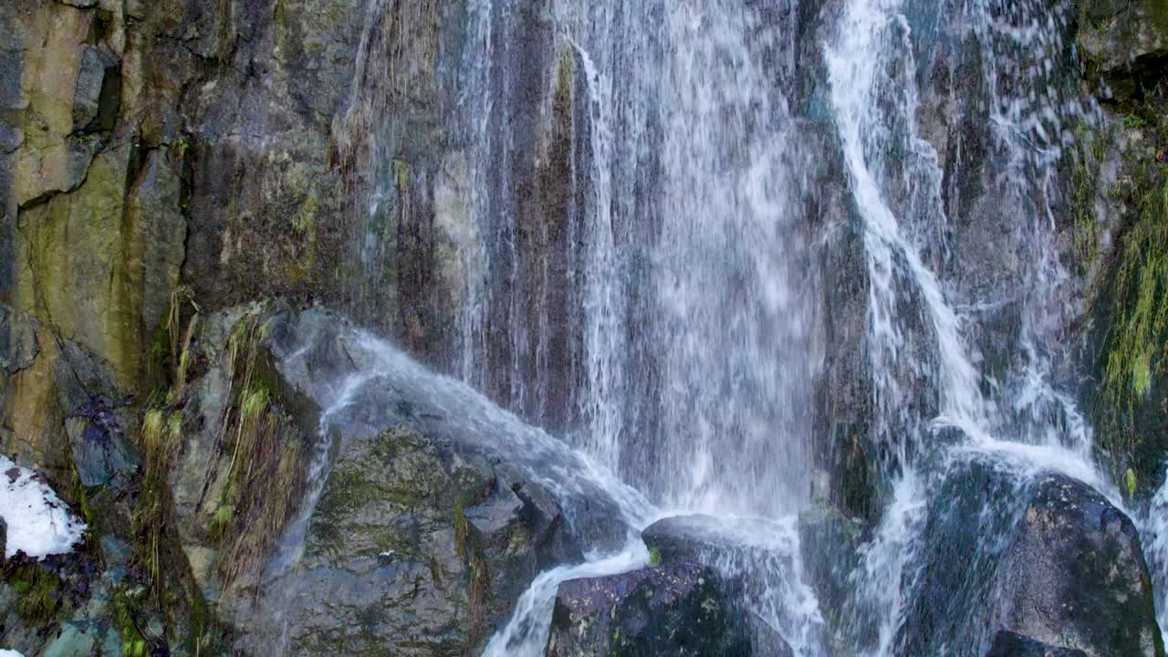 cascada en cascada en las rocas de las montañas del harz, alemania - disparo de avión no tripulado