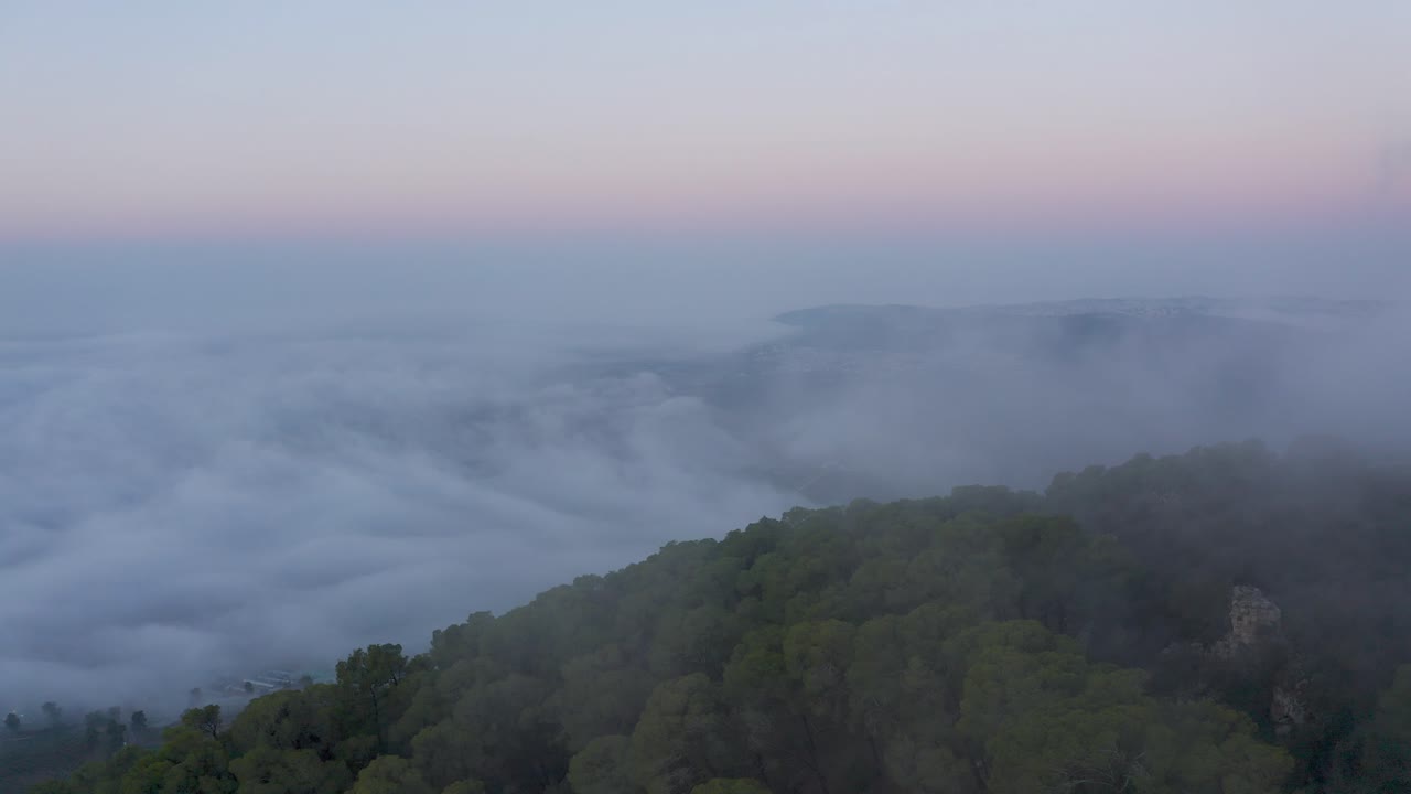 안개 가 가득 한 산 을 위 에서 볼 수 있다