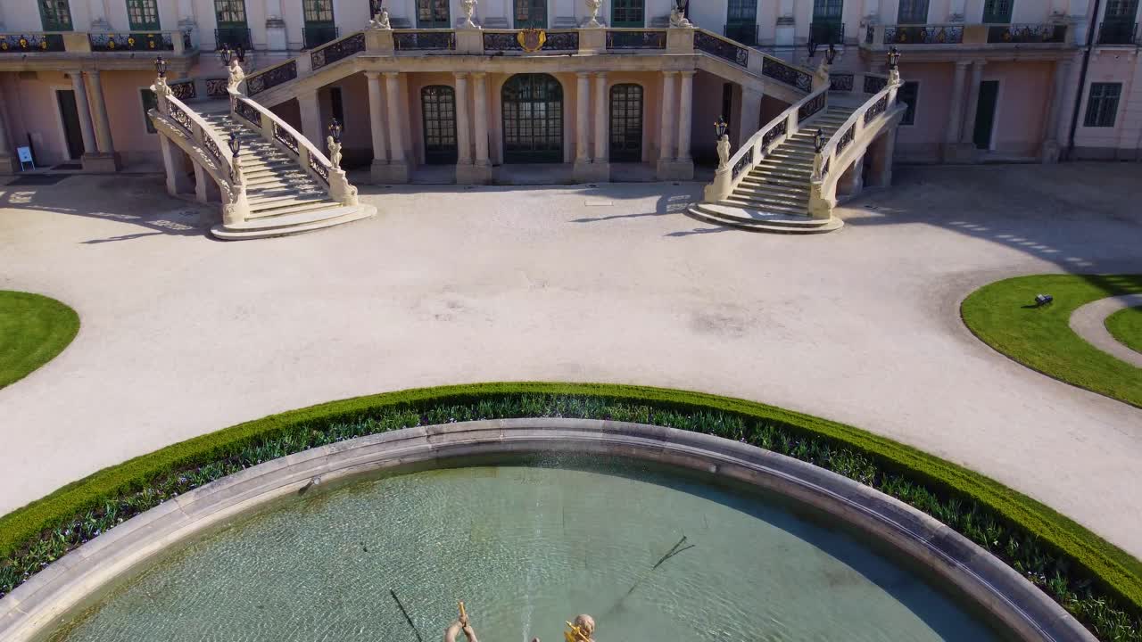 Palacio Esterházy con fuente en un día soleado, vista aérea con dron, Fertőd, Hungría.