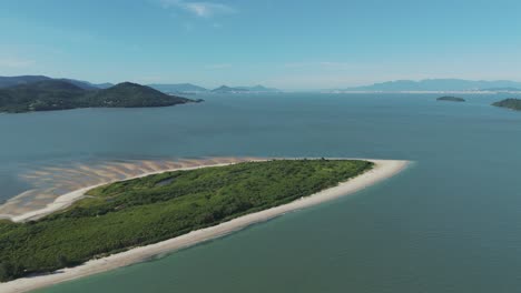 Die-Strände-Pontal-Und-Daniela-Bieten-Vor-Der-Kulisse-Der-Nordbucht-Von-Florianopolis-Einen-Atemberaubenden-Blick-Auf-Die-Küste