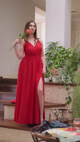 modelo vivo posa com graça para o pintor. mulher está em estúdio de arte com rosa servindo como musa para o pintor habilidoso meticulosamente captura a essência na tela
