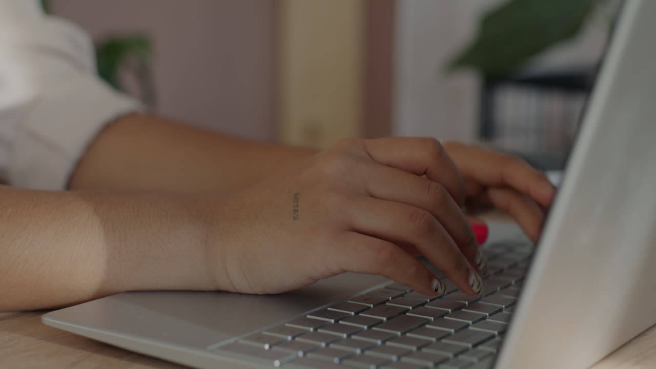 mujer trabajando en una computadora portátil