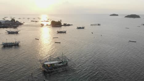 Tanjung-Binga-En-Belitung-Con-Barcos-Durante-La-Puesta-De-Sol,-Aéreo