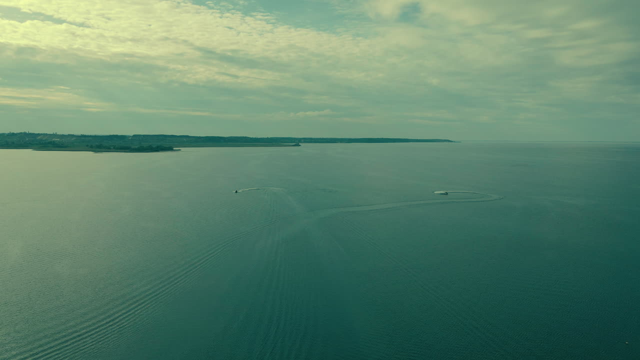 맑고 잔잔한 바다에 모터보트 2척, 공중 사격 슬로우 모션 넓은 수평선