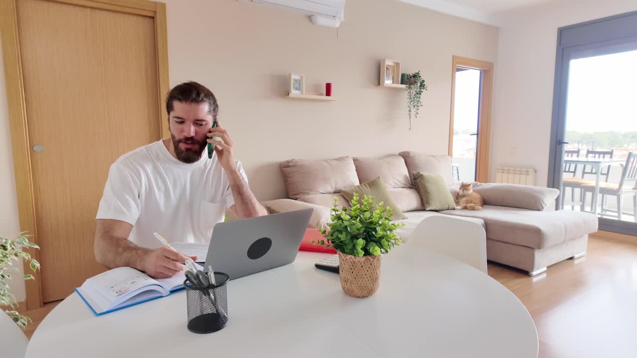 Mand arbejder hjemmefra i stuen