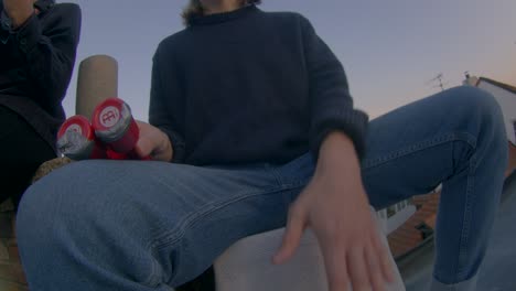 toca al ritmo de la música. el músico hace el ritmo.