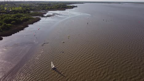 diferentes deportes acuáticos en la orilla del río de la plata en buenos aires