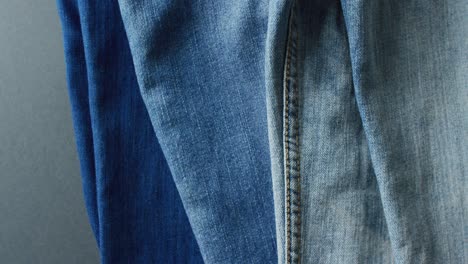 Nahaufnahme-Von-Jeans-In-Verschiedenen-Farbtönen-Mit-Kopierraum