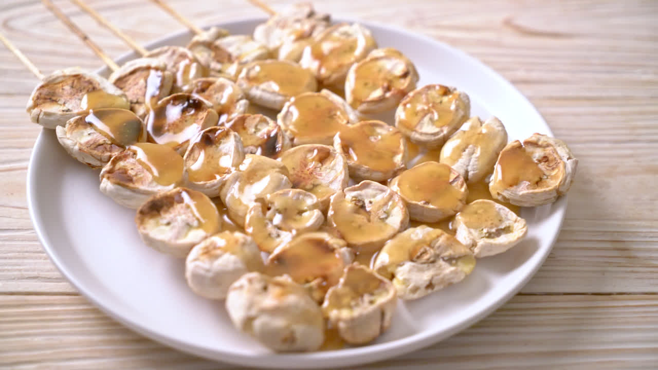 plátano en rodajas a la parrilla con salsa de caramelo