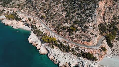 Vista-Aérea-De-Una-Carretera-De-Montaña-Junto-Al-Océano-Mediterráneo-En-Un-Día-Soleado-En-Fethiye---Turquía