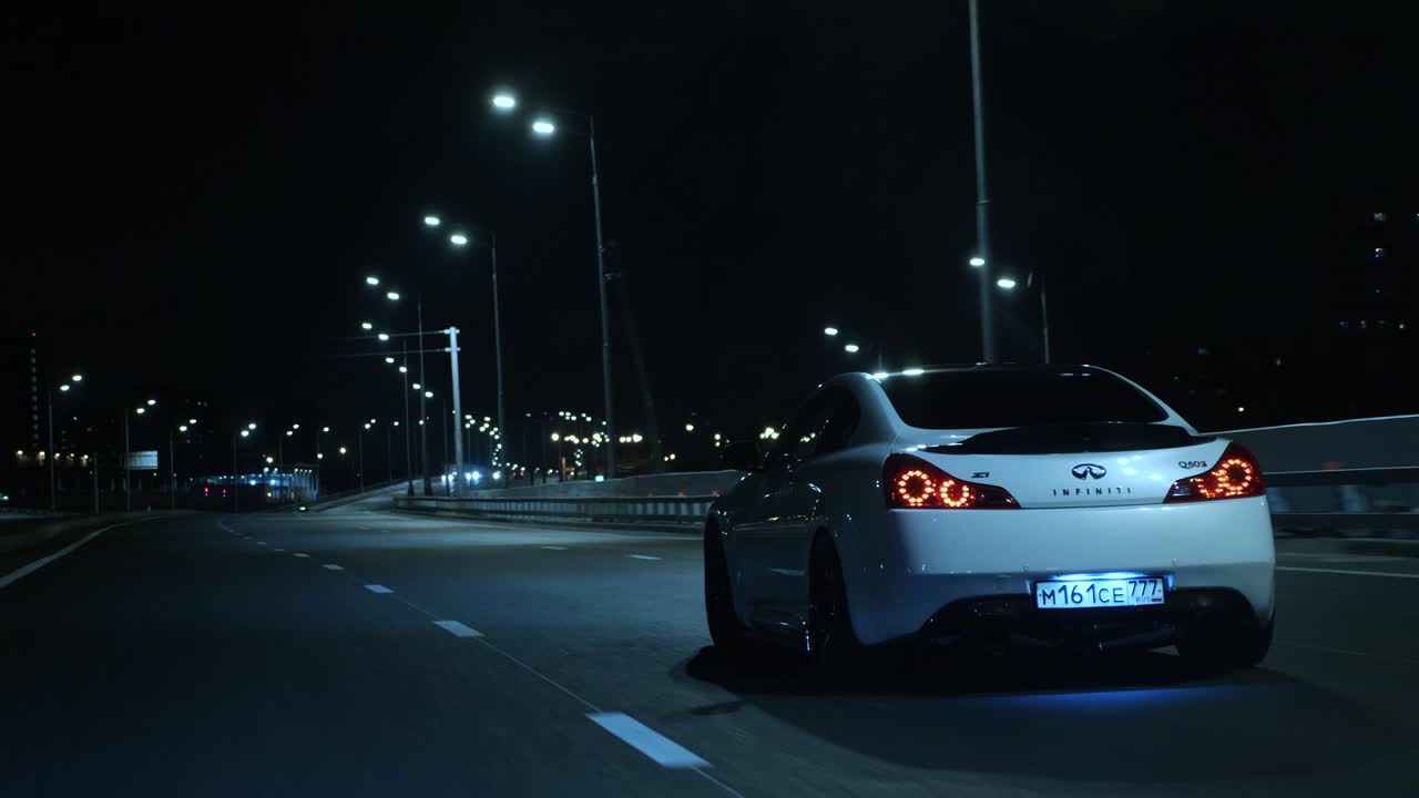 밤에 도로 위에 있는 차