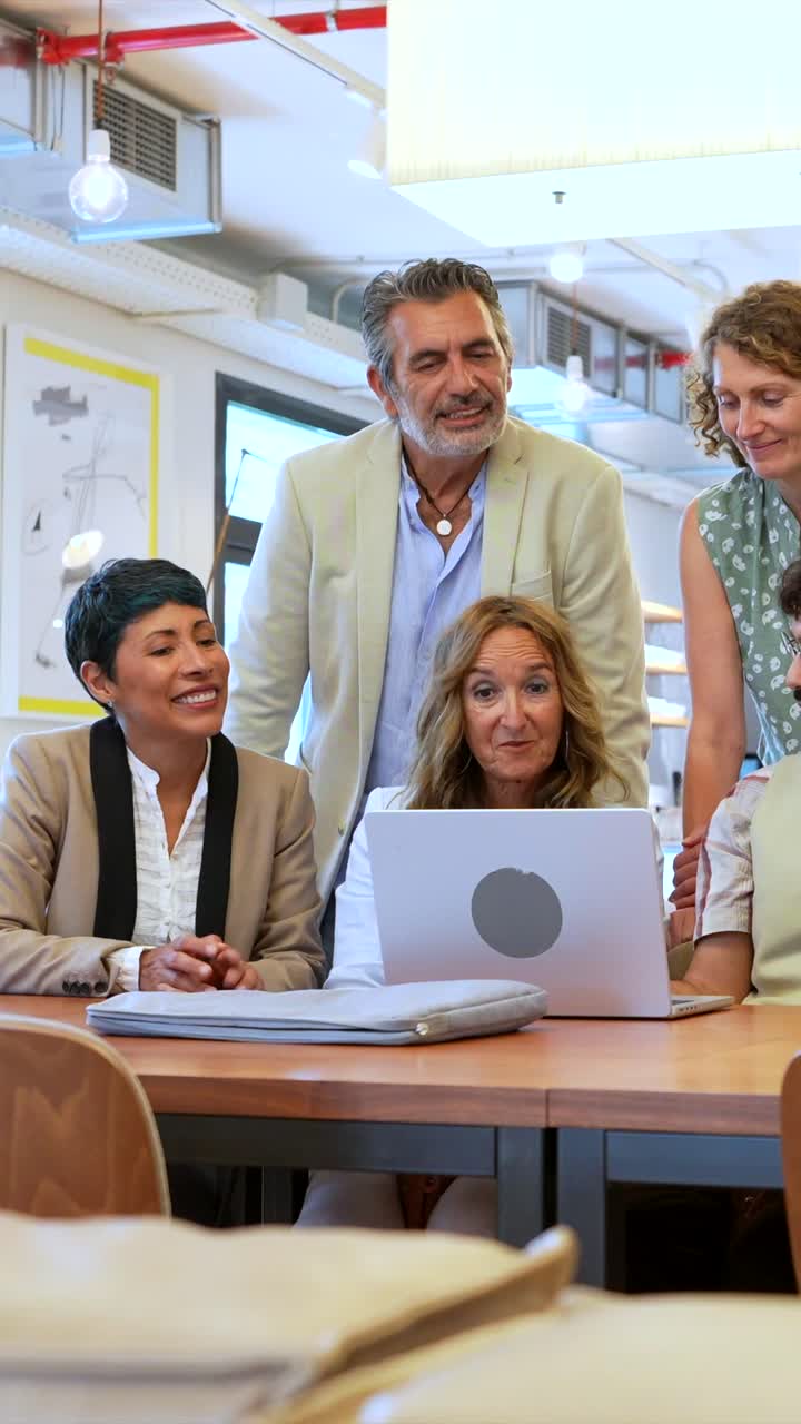 Diverse squadre che collaborano in una riunione d'ufficio